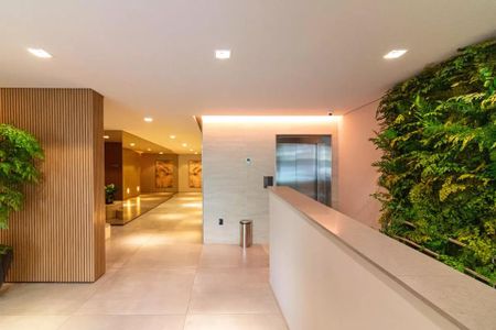 Apartamento à venda com 170m², 6 quartos e 2 vagas Apartamento à venda com 170m², 6 quartos e 2 vagasParedes de madeira e teto branco em um ambiente de entrada com iluminação adequada.