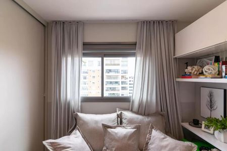 Apartamento à venda com 170m², 6 quartos e 2 vagas Apartamento à venda com 170m², 6 quartos e 2 vagasCama com colchões e cortinas claras em uma sala com vista para a cidade.
