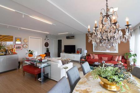 Apartamento à venda com 170m², 6 quartos e 2 vagas Apartamento à venda com 170m², 6 quartos e 2 vagasSala de estar com sofás, mesa de centro e chandelier, com uma decoração moderna e elegante.