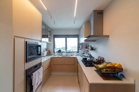 Apartamento à venda com 170m², 6 quartos e 2 vagas Apartamento à venda com 170m², 6 quartos e 2 vagasCozinha moderna com móveis de madeira e iluminação adequada.