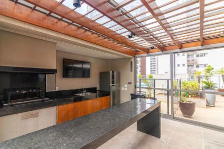 Apartamento à venda com 170m², 6 quartos e 2 vagas Apartamento à venda com 170m², 6 quartos e 2 vagasCozinha com pia, fogão e geladeira, com vista para a cidade.