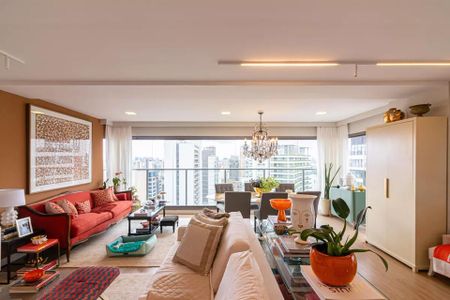 Apartamento à venda com 170m², 6 quartos e 2 vagas Apartamento à venda com 170m², 6 quartos e 2 vagasSala de estar com sofás vermelhos e brancos, mesa de centro e vista para a cidade.