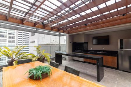 Apartamento à venda com 170m², 6 quartos e 2 vagas Apartamento à venda com 170m², 6 quartos e 2 vagasVaranda com vista para a cidade, com mesa de madeira e plantas ao redor.