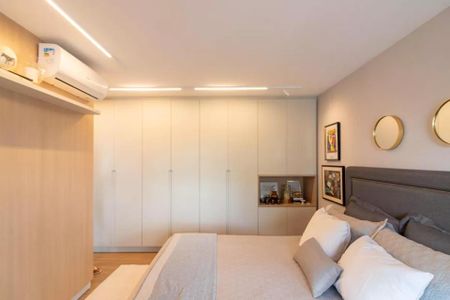 Apartamento à venda com 170m², 6 quartos e 2 vagas Apartamento à venda com 170m², 6 quartos e 2 vagasCama com colchão e travesseiros, com uma parede de armários e uma janela pequena.