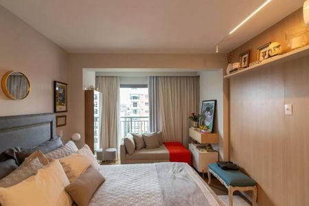 Apartamento à venda com 170m², 6 quartos e 2 vagas Apartamento à venda com 170m², 6 quartos e 2 vagasQuarto com cama, sofá e vista para a cidade.