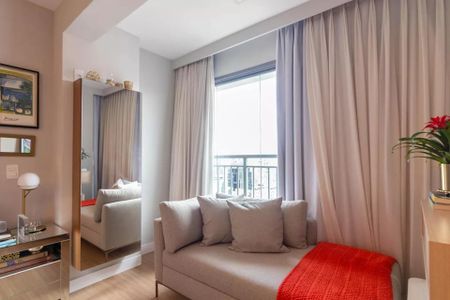 Apartamento à venda com 170m², 6 quartos e 2 vagas Apartamento à venda com 170m², 6 quartos e 2 vagasSala de estar com sofá, mesa e janela com vista para a cidade.