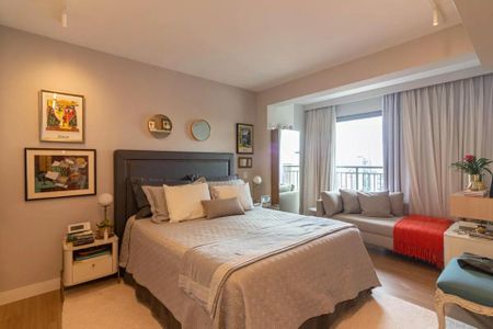 Apartamento à venda com 170m², 6 quartos e 2 vagas Apartamento à venda com 170m², 6 quartos e 2 vagasQuarto com cama de casal, sofá e pinturas na parede.