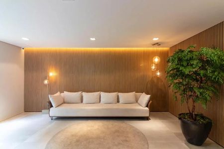 Apartamento à venda com 170m², 6 quartos e 2 vagas Apartamento à venda com 170m², 6 quartos e 2 vagasSala de estar com sofá e planta em um ambiente moderno e iluminado.