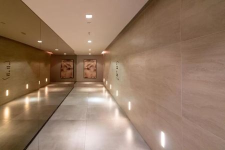 Apartamento à venda com 170m², 6 quartos e 2 vagas Apartamento à venda com 170m², 6 quartos e 2 vagasCorredor com iluminação e decoração moderna, com pinturas em tons de rosa e azul.