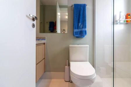 Apartamento à venda com 170m², 6 quartos e 2 vagas Apartamento à venda com 170m², 6 quartos e 2 vagasBanheiro com piso de porcelanato, vaso sanitário branco e toalha azul.