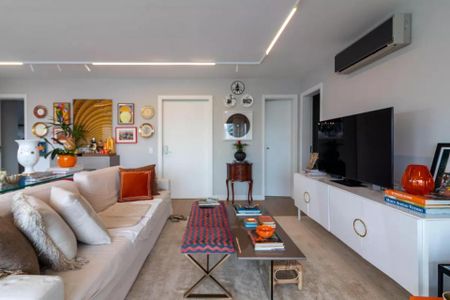 Apartamento à venda com 170m², 6 quartos e 2 vagas Apartamento à venda com 170m², 6 quartos e 2 vagasSala de estar com sofá, mesa de centro e TV, decorada com objetos de arte e plantas.