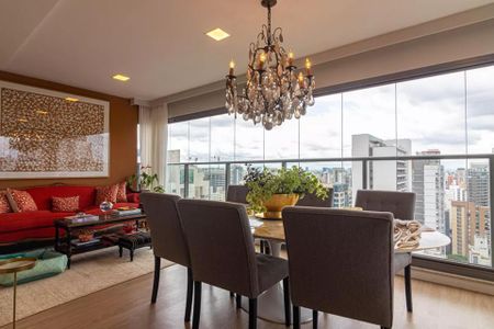 Apartamento à venda com 170m², 6 quartos e 2 vagas Apartamento à venda com 170m², 6 quartos e 2 vagasSala de estar com sofá vermelho e mesa de jantar com vista para a cidade.