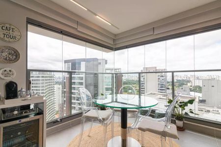 Apartamento à venda com 170m², 6 quartos e 2 vagas Apartamento à venda com 170m², 6 quartos e 2 vagasTabelinha de vidro com quatro cadeiras transparentes e vista para a cidade.