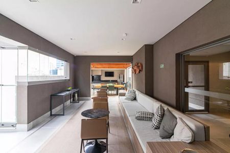 Apartamento à venda com 170m², 6 quartos e 2 vagas Apartamento à venda com 170m², 6 quartos e 2 vagasSala de estar com sofá e mesa de centro, iluminada por luz natural e artificial.