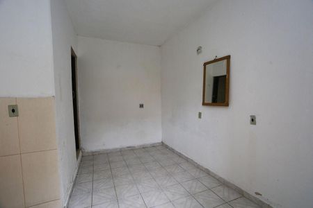 Parede branca com porta e espelho, sem móveis ou decoração. de casa à venda com 3 quartos, 160m² em Parque Reboucas, São Paulo