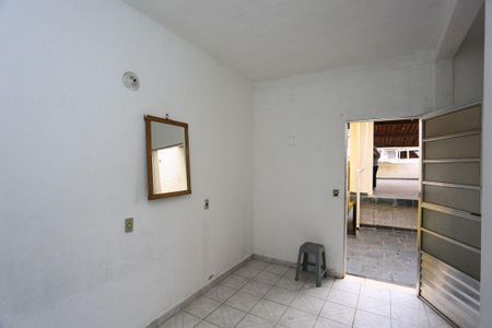 Espelho em parede branca, com porta de vidro aberta para varanda. de casa à venda com 3 quartos, 160m² em Parque Reboucas, São Paulo
