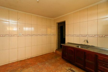 Casa à venda com 160m², 3 quartos e 2 vagas Casa à venda com 160m², 3 quartos e 2 vagasCozinha com piso de azulejos e armários de madeira, sem geladeira ou fogão.