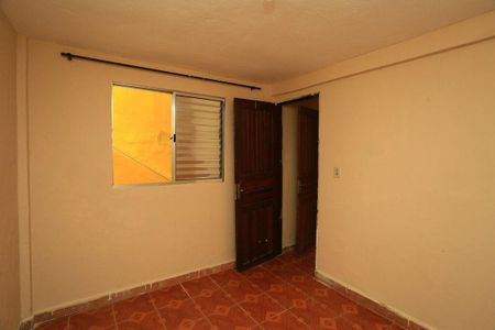 Janela com persianas de alumínio em uma parede de tijolos, com um piso de azulejos vermelhos e uma porta de madeira. de casa à venda com 3 quartos, 160m² em Parque Reboucas, São Paulo