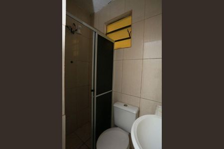 Banheiro com chuveiro e vaso sanitário, com uma janela pequena e iluminação pobre. de casa à venda com 3 quartos, 160m² em Parque Reboucas, São Paulo