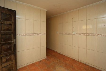 Casa à venda com 160m², 3 quartos e 2 vagas Casa à venda com 160m², 3 quartos e 2 vagasParede com tijolos e porta de madeira, com iluminação pobre e sem decoração.