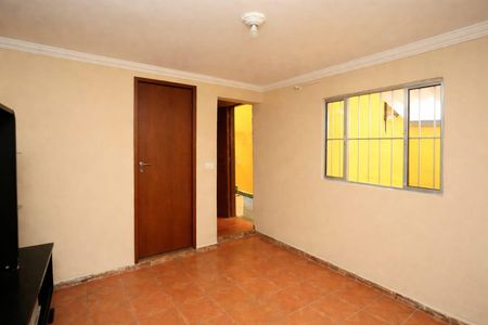 Sala com porta de madeira e janela com grades, piso de azulejo e iluminação natural. de casa à venda com 3 quartos, 160m² em Parque Reboucas, São Paulo