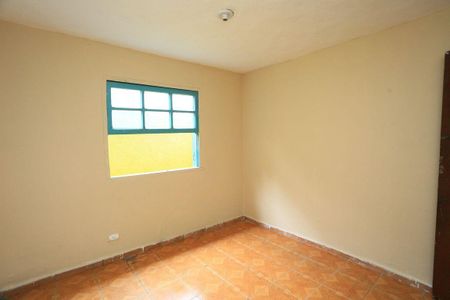 Parede com janela e teto branco, com um chão de azulejos e um sistema de segurança de câmera. de casa à venda com 3 quartos, 160m² em Parque Reboucas, São Paulo