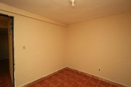 Quarto com paredes e teto pintados de cor rosa, piso de azulejo e iluminação fraca. de casa à venda com 3 quartos, 160m² em Parque Reboucas, São Paulo