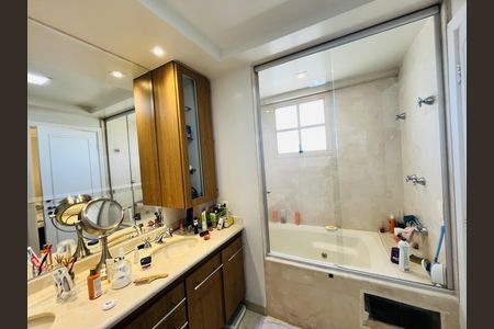 Apartamento à venda com 210m², 3 quartos e 3 vagas Apartamento à venda com 210m², 3 quartos e 3 vagasBanheiro