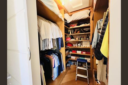 Apartamento à venda com 210m², 3 quartos e 3 vagas Apartamento à venda com 210m², 3 quartos e 3 vagasCloset
