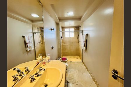 Apartamento à venda com 210m², 3 quartos e 3 vagas Apartamento à venda com 210m², 3 quartos e 3 vagasBanheiro
