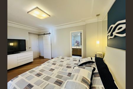 Apartamento à venda com 210m², 3 quartos e 3 vagas Apartamento à venda com 210m², 3 quartos e 3 vagasQuarto