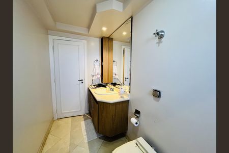 Apartamento à venda com 210m², 3 quartos e 3 vagas Apartamento à venda com 210m², 3 quartos e 3 vagasBanheiro