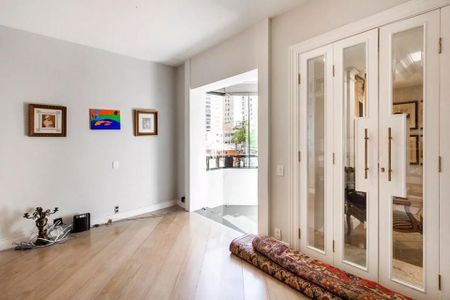 Parede com quadros e porta de vidro com vista para a cidade. de apartamento à venda com 4 quartos, 256m² em Planalto Paulista, São Paulo