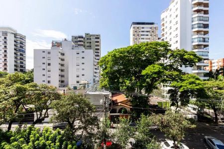 Edifício residencial com vista para a rua, com árvores e carros no parqueamento. de apartamento à venda com 4 quartos, 256m² em Planalto Paulista, São Paulo