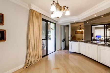 Curtain on the left side of the room, white cabinets and a chandelier. de apartamento à venda com 4 quartos, 256m² em Planalto Paulista, São Paulo