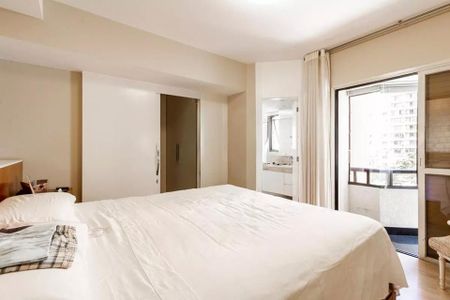 Quarto com cama de casal, armário e porta para varanda. de apartamento à venda com 4 quartos, 256m² em Planalto Paulista, São Paulo