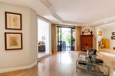 Sala de estar com móveis de madeira e decoração simples, com vista para a varanda. de apartamento à venda com 4 quartos, 256m² em Planalto Paulista, São Paulo