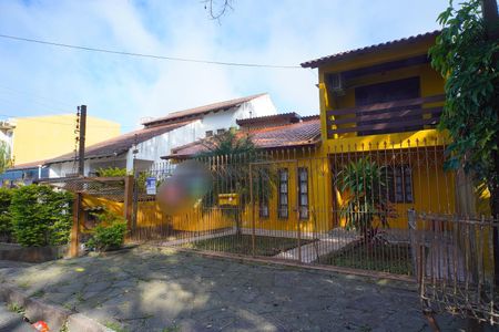 Casa à venda com 270m², 5 quartos e 2 vagas Casa à venda com 270m², 5 quartos e 2 vagasFachada