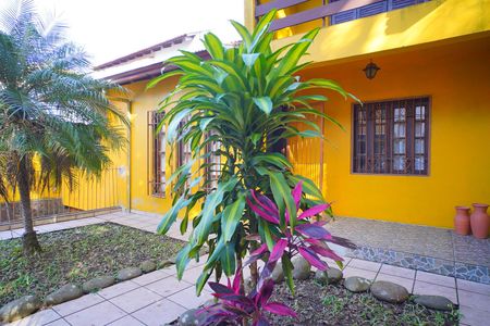 Casa à venda com 270m², 5 quartos e 2 vagas Casa à venda com 270m², 5 quartos e 2 vagasPátio