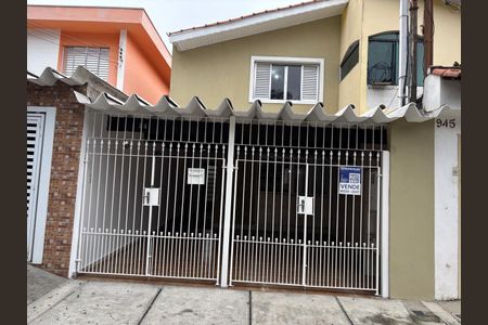 Casa à venda com 133m², 3 quartos e 2 vagas Casa à venda com 133m², 3 quartos e 2 vagasFachada