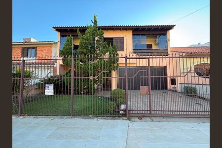 Casa para alugar com 300m², 4 quartos e 4 vagasFachada