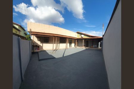 Casa à venda com 160m², 4 quartos e 4 vagas Casa à venda com 160m², 4 quartos e 4 vagasÁrea externa