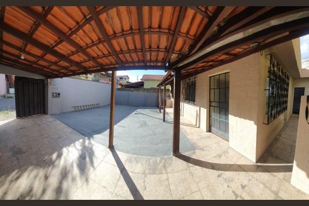 Casa à venda com 160m², 4 quartos e 4 vagas Casa à venda com 160m², 4 quartos e 4 vagasÁrea externa