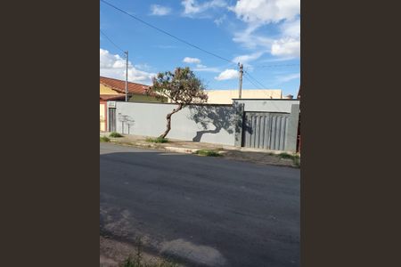 Casa à venda com 160m², 4 quartos e 4 vagas Casa à venda com 160m², 4 quartos e 4 vagasFachada
