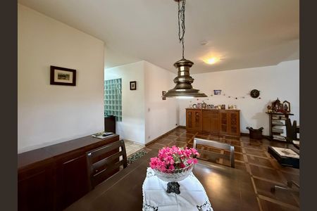 Casa para alugar com 267m², 4 quartos e 5 vagas Casa para alugar com 267m², 4 quartos e 5 vagasSala