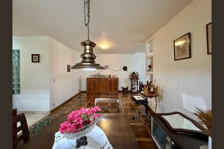 Casa para alugar com 267m², 4 quartos e 5 vagas Casa para alugar com 267m², 4 quartos e 5 vagasSala