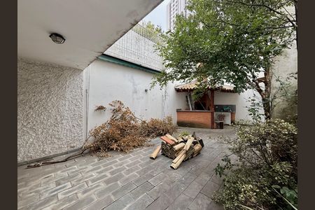 Casa para alugar com 267m², 4 quartos e 5 vagas Casa para alugar com 267m², 4 quartos e 5 vagasQuintal