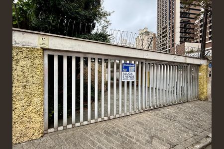 Casa para alugar com 267m², 4 quartos e 5 vagas Casa para alugar com 267m², 4 quartos e 5 vagasFachada