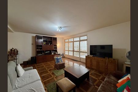 Casa para alugar com 267m², 4 quartos e 5 vagas Casa para alugar com 267m², 4 quartos e 5 vagasSala
