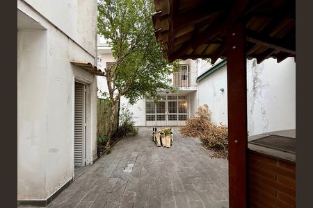 Casa para alugar com 267m², 4 quartos e 5 vagas Casa para alugar com 267m², 4 quartos e 5 vagasQuintal